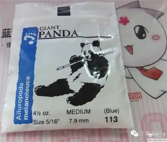 牙齒矯正過程中，有時需要正畸患者自行配戴橡皮筋，這種彈力橡皮圈(elastics)主要掛在矯治裝置（托槽、牽引鉤）之間，產(chǎn)生彈力作用于牙齒和牙弓(dental arch)。