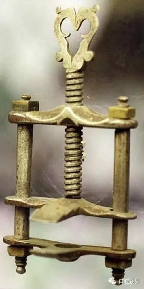 以前牙醫(yī)是怎樣虐待人們牙齒的？ 看完了就知道現(xiàn)在看牙多舒適了！