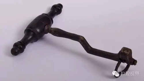以前牙醫(yī)是怎樣虐待人們牙齒的？ 看完了就知道現(xiàn)在看牙多舒適了！